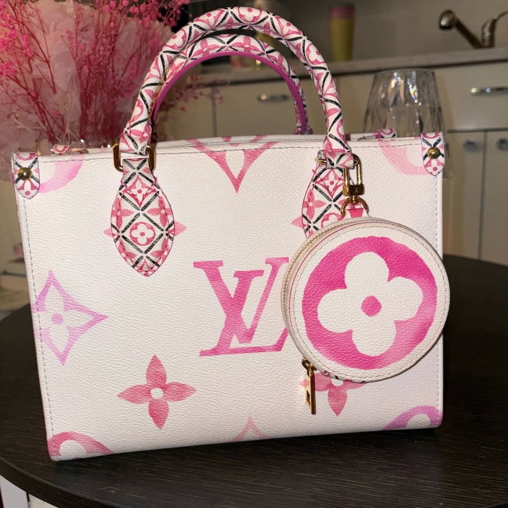 Selling this to buy a new bag for my mom!